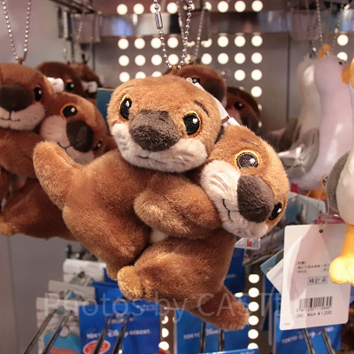 ラッコのぬいぐるみバッジ