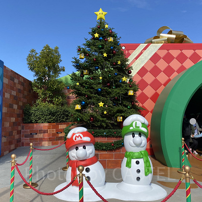スーパー・ニンテンドー・ワールド入口のツリーと雪だるまマリオ＆ルイージ