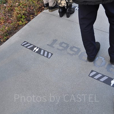 スーパーニンテンドーワールドのソーシャルディスタンスマーク