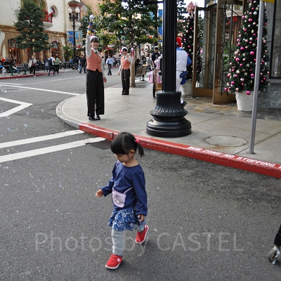 バブルワンドでシャボン玉の道を作るサプライズ