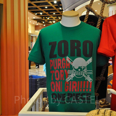 ゾロのロゴ入りTシャツ三刀流「鬼斬り」