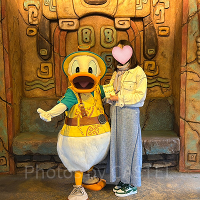 母子手帳を持ってドナルドと記念撮影