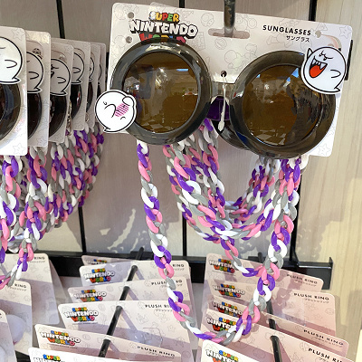 テレサのチェーン付きサングラス