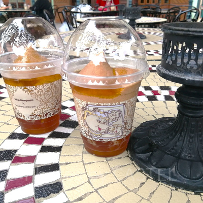 カフェ・オーリンズのテラス席！テーブルランプがミッキーデザイン！