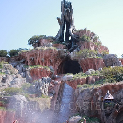 大きな水しぶきはスプラッシュマウンテンの１番の魅力ですよね。