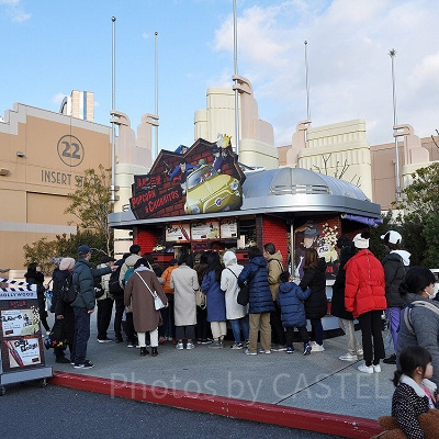 左手の建物がステージ22／USJ