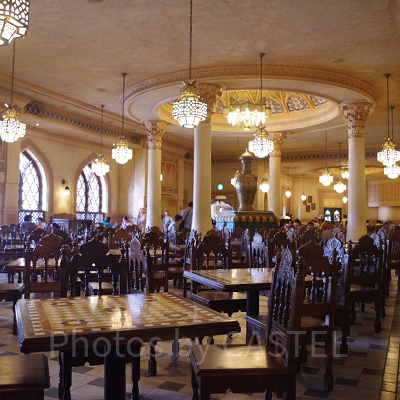 天井が高くて出入り口の大きい扉が開いているため寒い、カスバ・フードコート