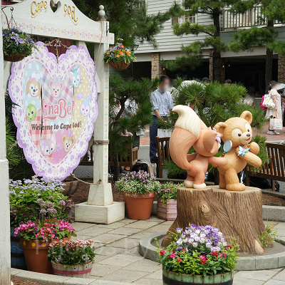 アーント・ペグズ・ヴィレッジストア前のデコレーションはいつも可愛くて人気です