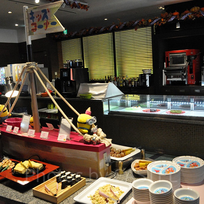 キッズコーナーの机は子どもの高さ☆子どもが見て料理を選べる工夫がうれしい