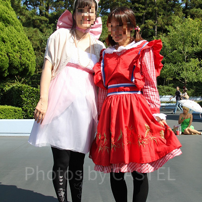 左がマリーちゃんイメージのワンピース。 右がベリーちゃんイメージのワンピースです。