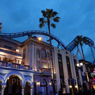 ハリウッドドリームザライドの出口は一番左の建物