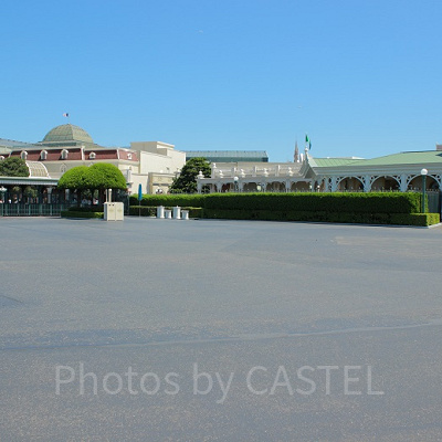 左のほうに見えるのが、ディズニーランドの駐車場方面への出口です。右にある建物が団体受付。