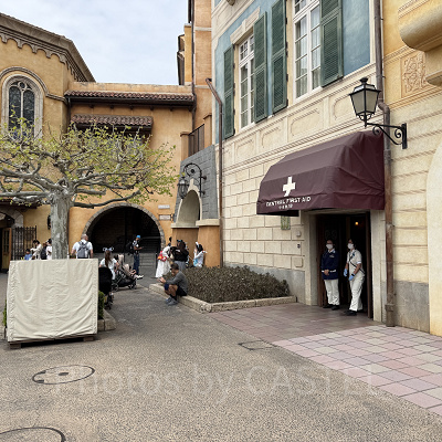 シーの救護室はメディテレーニアンハーバー沿いにある