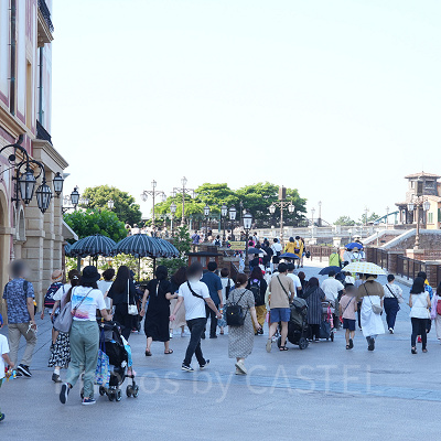 開園直後の人の流れ：トイ・ストーリー・マニア！方面