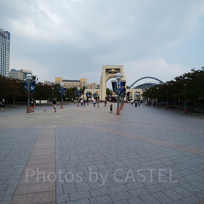 駐車場側から見たUSJの門