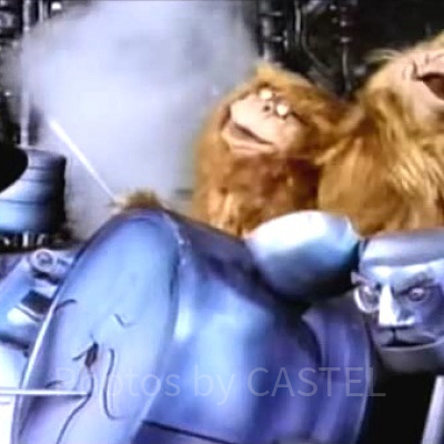 メジャードモが変身したドラムを叩くザ・ギークス