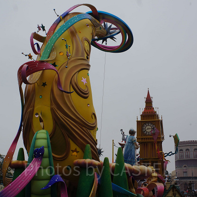 ピーターパンとウェンディが手を繋いでフライするところが見どころ