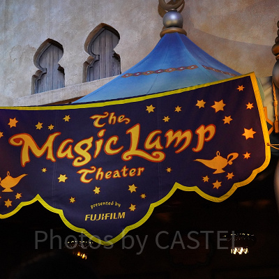ランプの魔人ジーニーのパフォーマンスが楽しいマジックランプシアター