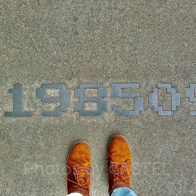 道にデザインされた数字がインスタ映え！