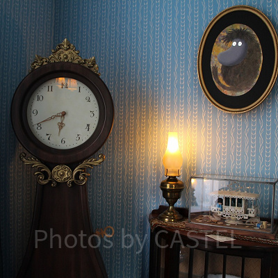 壁の絵はムーミンたちのご先祖様