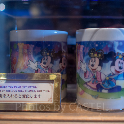 お湯を入れると絵柄が変わるよ！