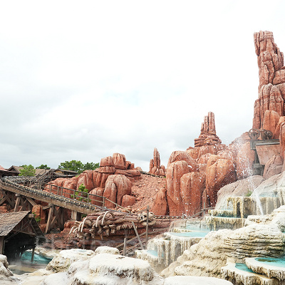 大人気アトラクション「ビッグサンダーマウンテン」が映画化！