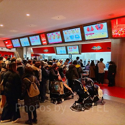 食事どきはレストランが大混雑！