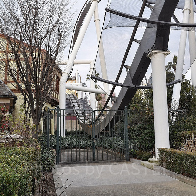 ハリウッド・ドリーム・ザ・ライドの滑走路は地面スレスレまで通ります（左の建物はパークサイドグリル）