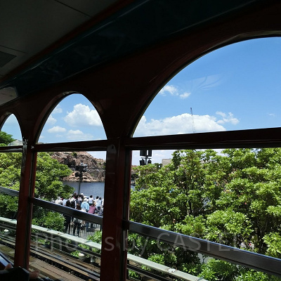 大きい車窓に景色がゆっくりと流れる