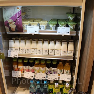 売店ではこだわりの飲み物やデザートも販売
