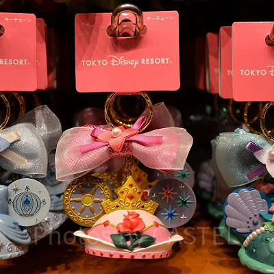 右側の耳の3色の輝きは、オーロラ姫を育ててくれた妖精たちの色です！