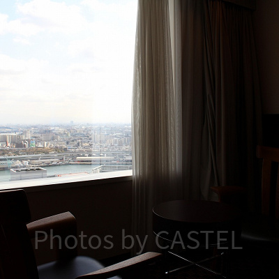 窓の外には大阪港の景色が広がります