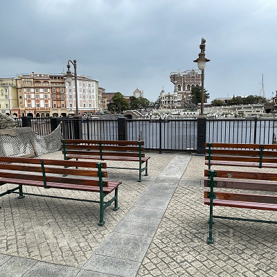 トランジットスチーマーライン出口のベンチ（ベンチの数は6つ）