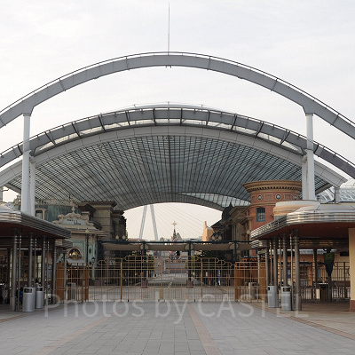 正面の門を挟んで左右に入場ゲートがある（専用ゲート以外であればどちらからも入場可能）/USJ