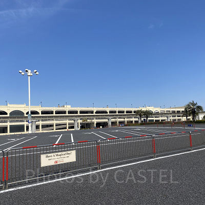 平面駐車場とバスターミナルの付近にトイレあり