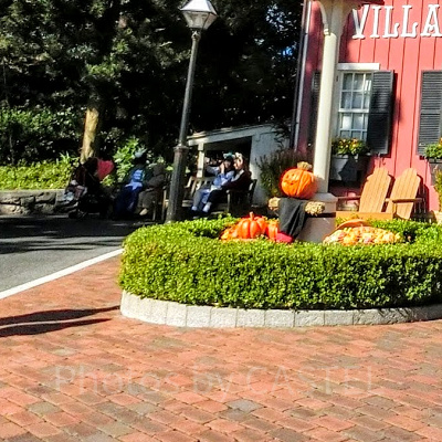 お店の前にはイスがあります