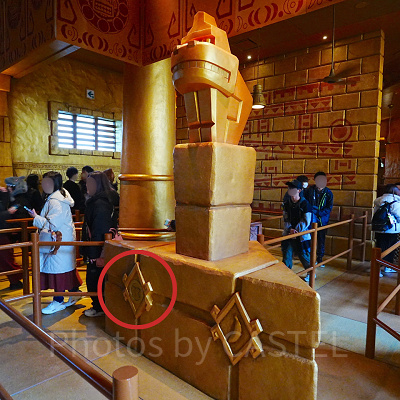 黄金のしんでん内の2つの像の足元にDKマークがある