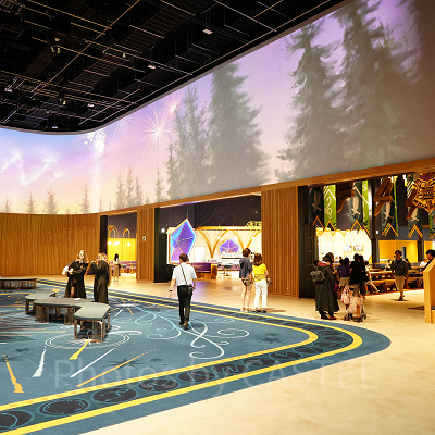 エントランスを入って右手側にフードホールとフロッグカフェあり