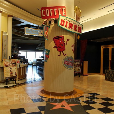 ウォーク・オブ・フェイム風の装飾の奥にレストランがある