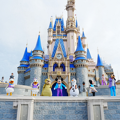 マジックキングダムのシンデレラ城前にはステージがある