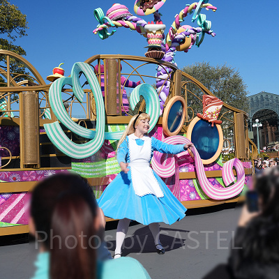 キャラクターたちがフロートから降りてくる演出も!(イッツ・ア・スウィーツフルタイム!)