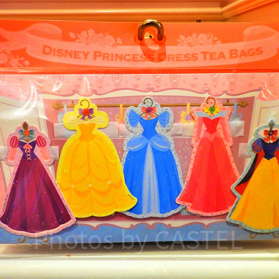 ドレスの裏にティーバッグが！