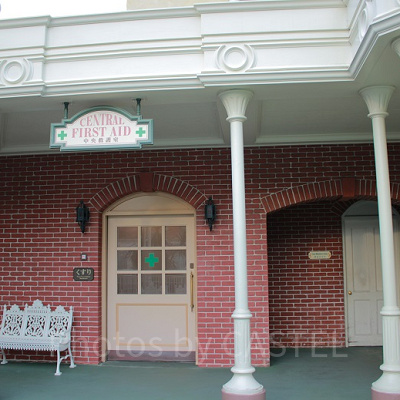 救護室の入り口です。他の施設よりも目立たない建物ですね。