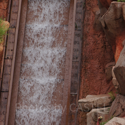 この水は23時にストップします