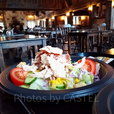 三本の箒の店内とサラダ