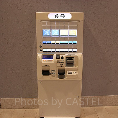 カフェ前の券売機