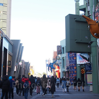 人混みやアトラクションの長い待ち時間で疲れる