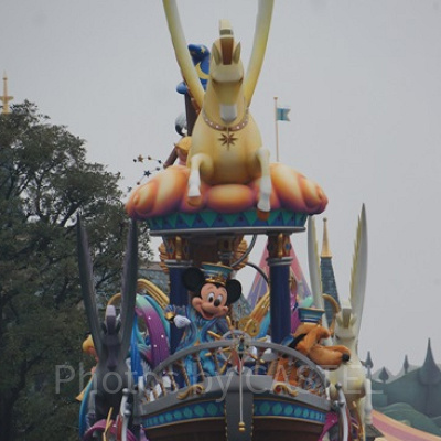 東京ディズニーランドの「ドリーミング・アップ！」は35周年をお祝いするパレード