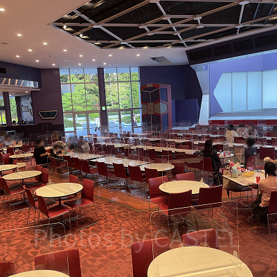 空席多めのトゥモローランド・テラス（18:00ごろ）