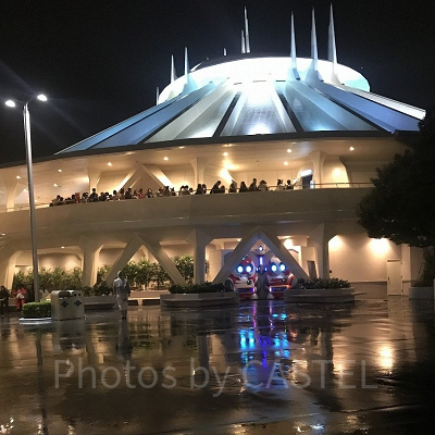 夜は一層近未来的な印象のトゥモローランド